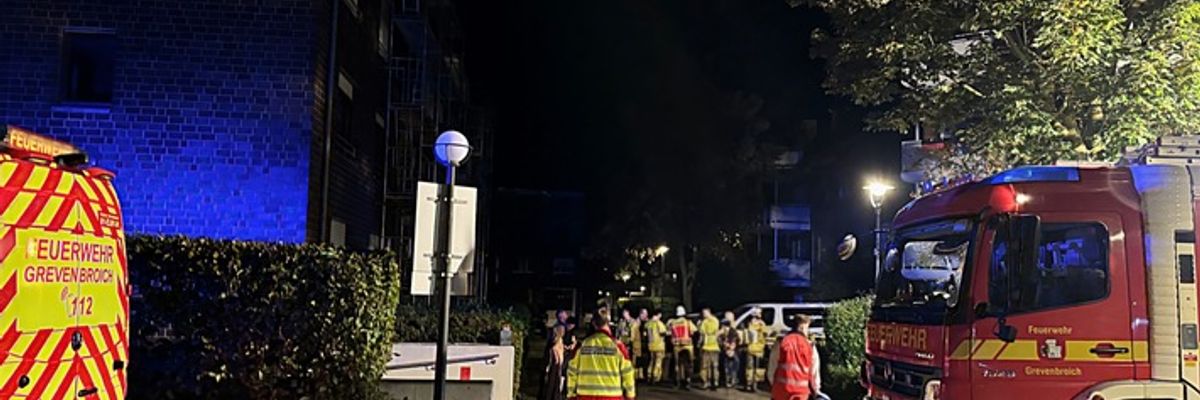 FW Grevenbroich: Fünf Verletzte bei Wohnungsbrand in Grevenbroich-Elsen