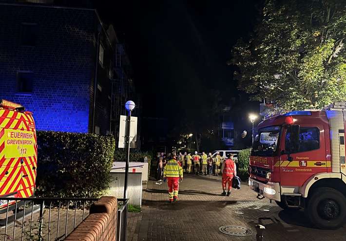 FW Grevenbroich: Fünf Verletzte bei Wohnungsbrand in Grevenbroich-Elsen