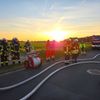 FW-ROW: Zimmerbrand breitet sich auf Gebäude aus