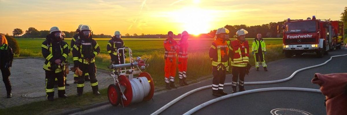 FW-ROW: Zimmerbrand breitet sich auf Gebäude aus