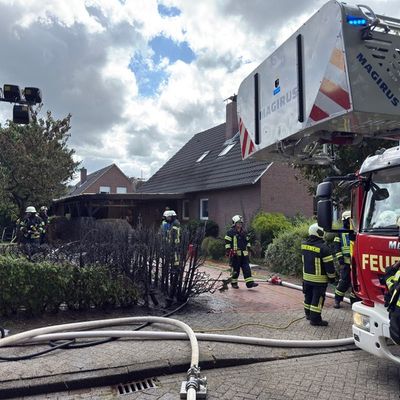 FW-AUR: Gebüschfeuer greift auf Unterstand über