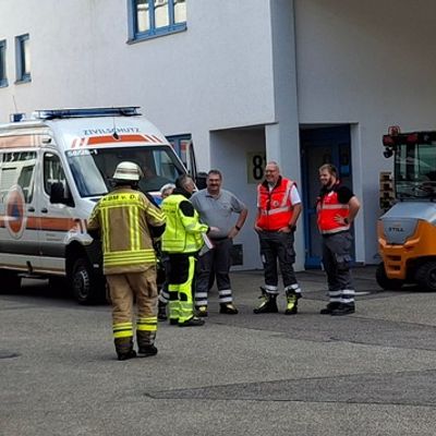 KFV-CW: Säure-Unfall mit 18 Verletzten / Großeinsatz in Galvanik von Hittech Prontor