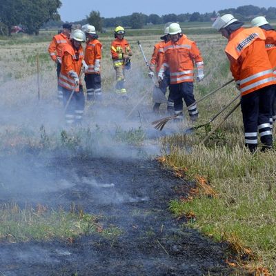 FW Lüchow-Dannenberg: +++ Besondere Brände erfordern besondere Maßnahmen +++ Feuerwehren der Samtgemeinde Elbtalaue trainieren die Brandbekämpfung von Vegetationsbränden +++