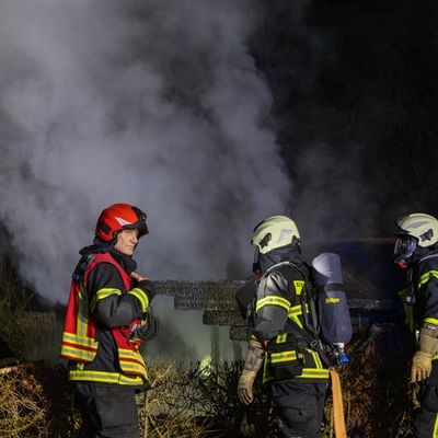 FW-MK: Brand einer Gartenhütte in voller Ausdehnung