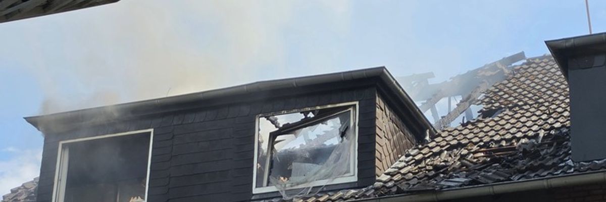 FW-RE: Dachstuhlbrand in Recklinghausen-Hillerheide fordert umfangreichen Feuerwehreinsatz