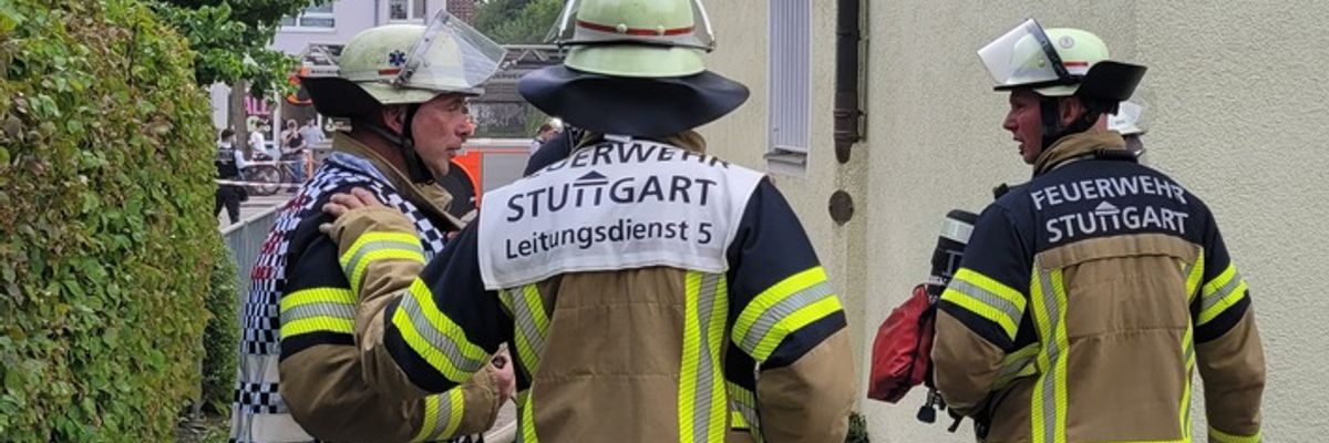 FW Stuttgart: Brand in Wohn- und Geschäftsgebäude