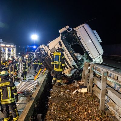 FW Porta Westfalica: 16.12.2025 - BAB2: Schwerer LKW-Unfall / 1 lebensgefährlich verletzte Person
