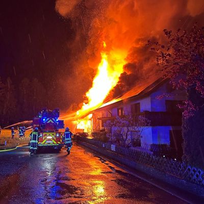 KFV-CW: Brand nach Blitzschlag zerstört Wohnhaus und Stallungen / 6 Pferde vor Flammen gerettet/Wasserversorgung zusammengebrochen