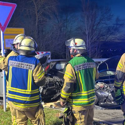 FW Weinheim: Schwerer Verkehrsunfall an der B3 Abfahrt Lützelsachsen. Drei Verletzte nach Zusammenstoß zweier Pkw.