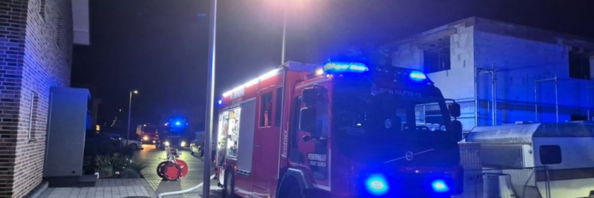 FW Düren: Feuer in Einfamilienhaus - Fünf Personen unverletzt gerettet