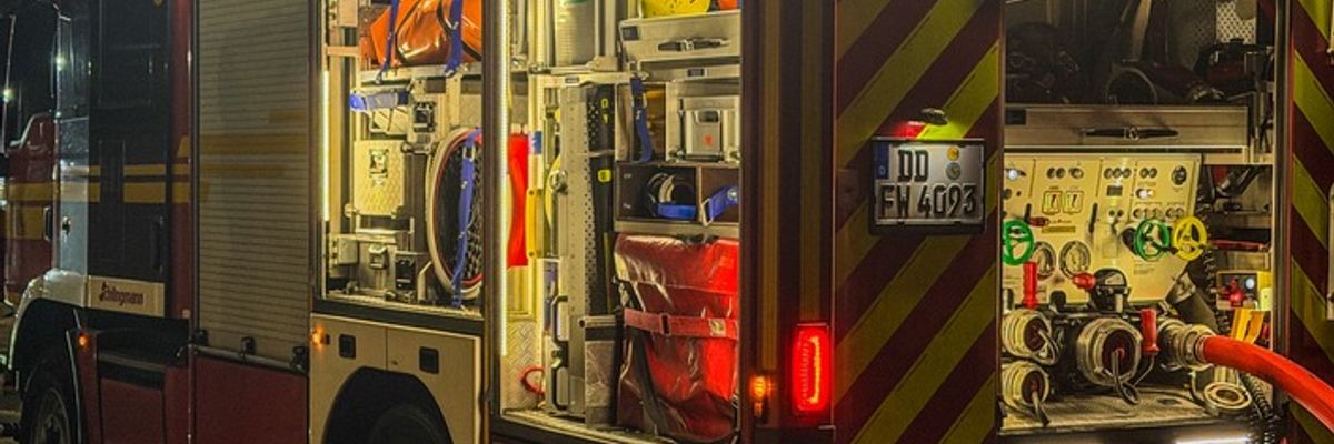 FW Dresden: Aktuelle Feuerwehreinsätze: Brand in Entsorgungsbetrieb und ausgelöste Brandmeldeanlage im Eissportzentrum