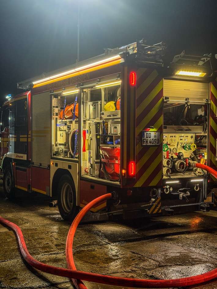 FW Dresden: Aktuelle Feuerwehreinsätze: Brand in Entsorgungsbetrieb und ausgelöste Brandmeldeanlage im Eissportzentrum