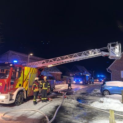 FW-AUR: Feuer an Carport greift auf Elektroautos über