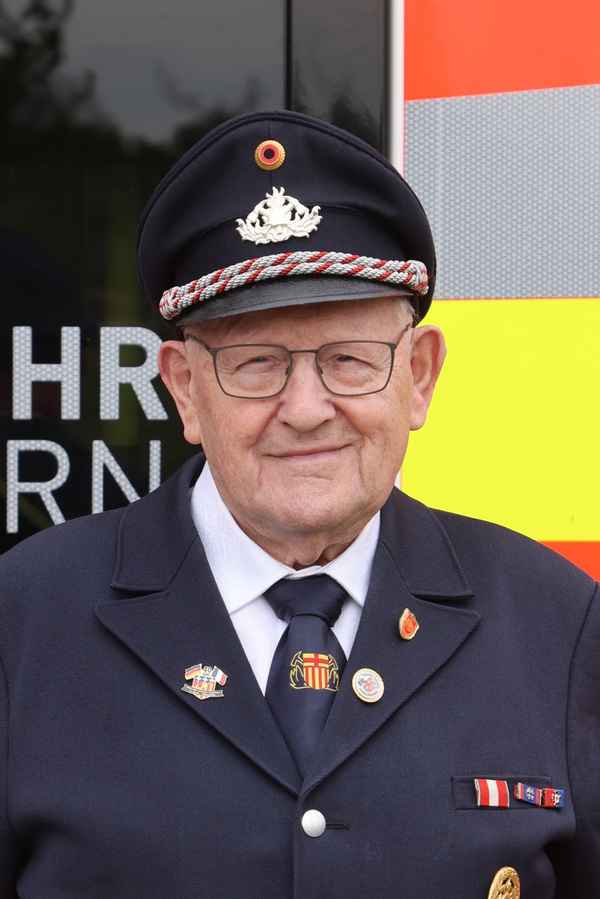 FW Paderborn: Ehrenlöschzugführer Benhausen, Oberbrandmeister a.D. Josef Meyer verstarb am Montag, den 24. März 2025 im 93. Lebensjahr