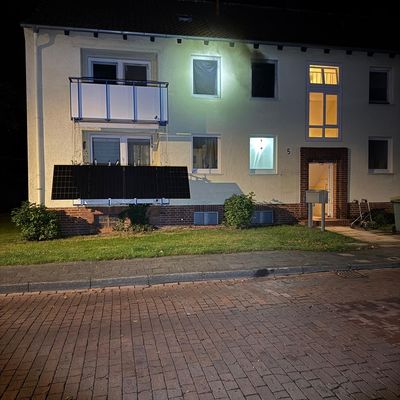 FW Helmstedt: Zimmerbrand in Mehrfamilienhaus am Dammgarten: Gebäude evakuiert, niemand verletzt