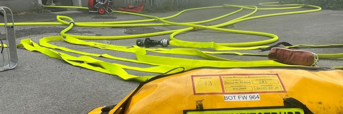 FW-BOT: Kellerbrand- sechs Personen retten sich durch verqualmten Treppenraum
