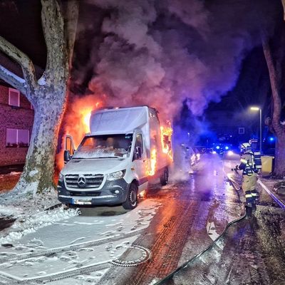 FW-NE: Kleinlaster in Vollbrand | Keine Verletzten