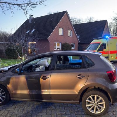 FW-AUR: In Wohngebiet mit Baum kollidiert