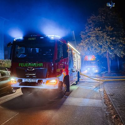 FW-DT: Zimmerbrand - 18 Personen rettungsdienstlich betreut