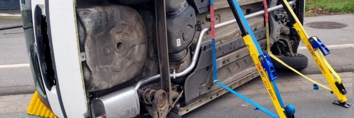 FW Dinslaken: Zwei Verkehrsunfälle beschäftigen Feuerwehr Dinslaken am Dienstagvormittag