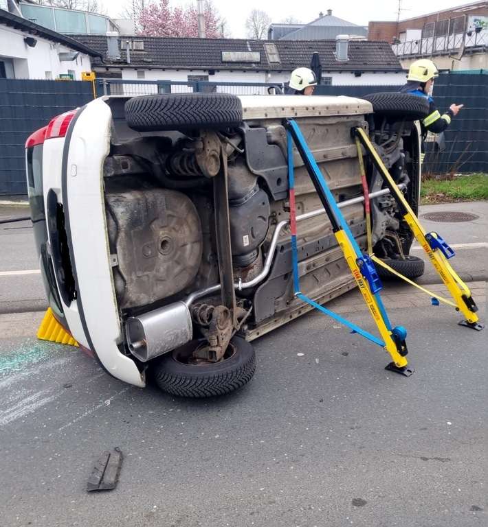 FW Dinslaken: Zwei Verkehrsunfälle beschäftigen Feuerwehr Dinslaken am Dienstagvormittag