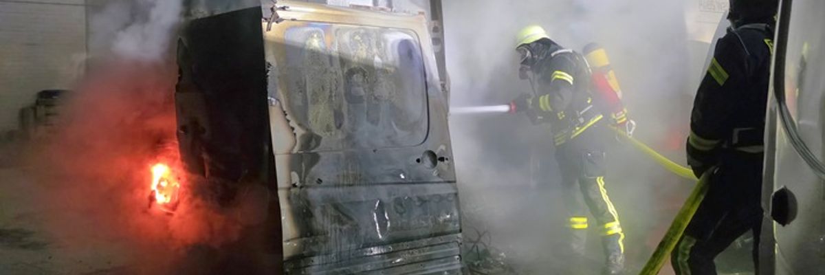 FW Celle: Mehrere Kleintransporter brennen in Westercelle