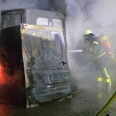 FW Celle: Mehrere Kleintransporter brennen in Westercelle