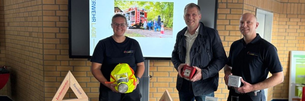 FW Lage: Neue Brandschutzkoffer für die Brandschutzerziehung in Lage