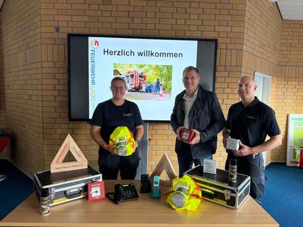 FW Lage: Neue Brandschutzkoffer für die Brandschutzerziehung in Lage