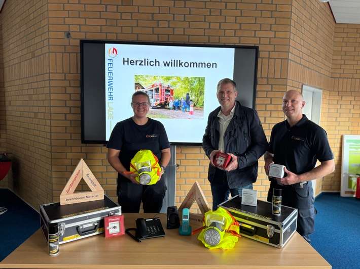 FW Lage: Neue Brandschutzkoffer für die Brandschutzerziehung in Lage