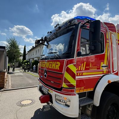 Feuerwehr MTK: Hochhauseinsatz und sechs weitere Alarmierungen halten Feuerwehren auf Trab