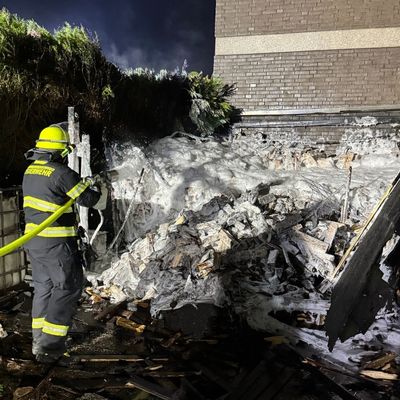 FW Neukirchen-Vluyn: Feuerwehr rückt zu mehreren Bränden aus - Sperrmüll und Carport in Flammen