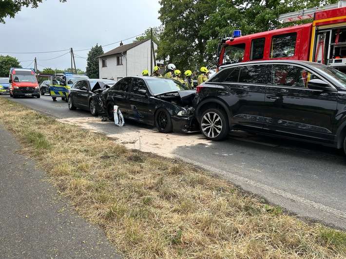 FW Alpen: Verkehrsunfall mit drei beteiligten Pkw