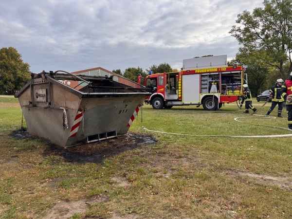 FW-ROW: Containerbrand an der Schule in Tarmstedt