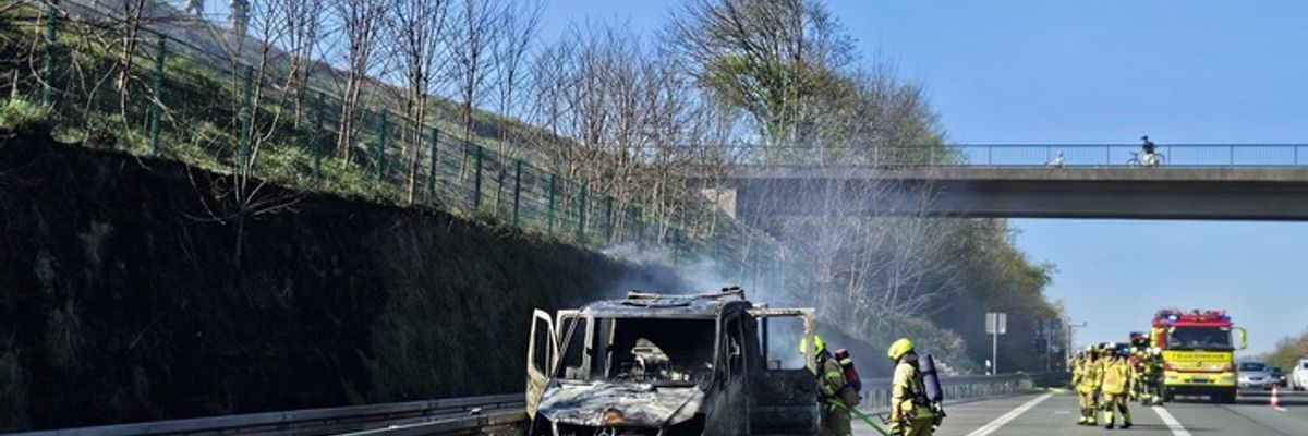 FW Ratingen: Brennender Abschleppwagen auf BAB 3 in Ratingen