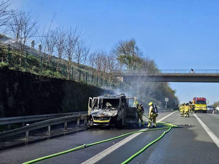 FW Ratingen: Brennender Abschleppwagen auf BAB 3 in Ratingen
