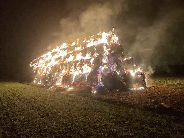 FW-DO: 310 Heuballen brennen in Dortmund-Asseln