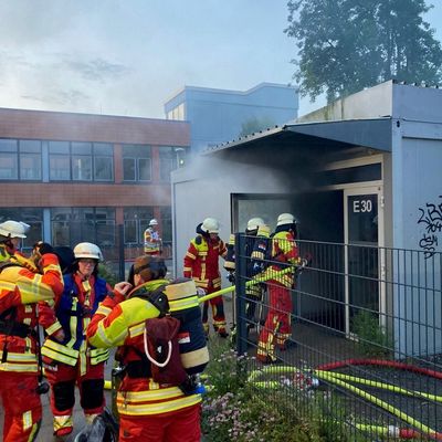 FW Minden: Brand mehrerer Schulcontainer