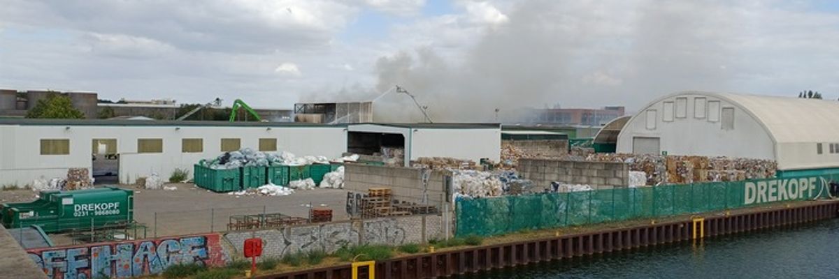 FW-DO: Brand auf einem Recyclingbetrieb im Dortmunder Hafen