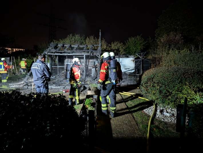 Feuerwehr Weil: Gartenhüttenbrand in Weil am Rhein, Ortsteil Haltingen
