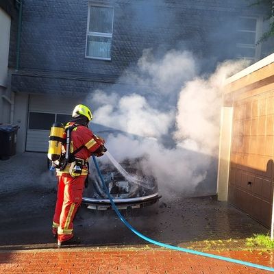 FW-Velbert: Brand eines VW-Käfers in Velbert-Langenberg