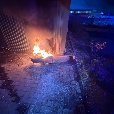 FW Helmstedt: Großbrand im Industriegebiet Neue Breite: Lagerhalle brennt vollständig nieder
