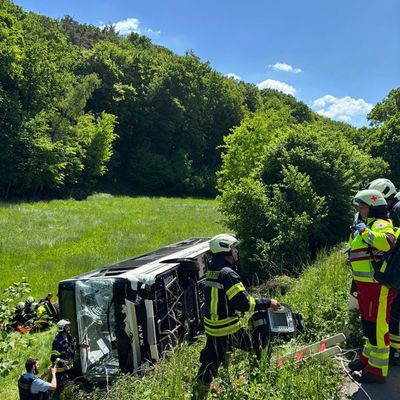 FW-EN: Schwerer Verkehrsunfall mit Linienbus - 10 Personen verletzt