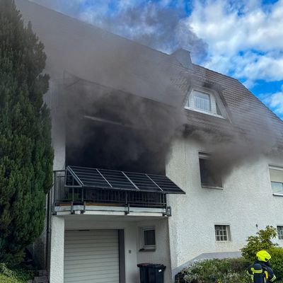 FW Wenden: Zimmerbrand in Wenden: Feuer greift von Balkon auf Wohnung und Dach über