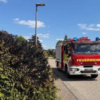 FW-AUR: Zwei Heckenbrände kurz nacheinander