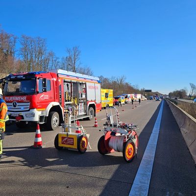 FW Weinheim: Tödlicher Verkehrsunfall auf der A5 bei Hemsbach - Rettungshubschrauber und MIC im Einsatz.