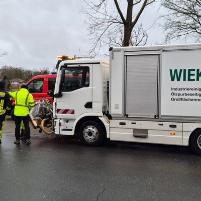 FW Südheide: Mehrere kilometerlange Ölspur im Ortsgebiet von Beckedorf