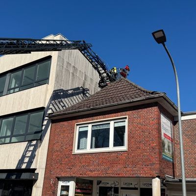 FW-AUR: Versteckter Brand fordert Großaufgebot an Einsatzkräften