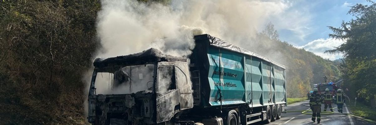 FW-OE: Lkw-Brand auf der B55 - aufwendige Löscharbeiten bei brennendem Sattelzug