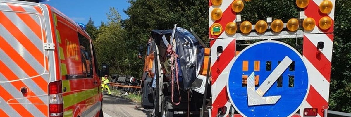 FW VG Asbach: LKW Unfall auf der A3 / 2 Leichtverletzte - lange Vollsperrung der Autobahn